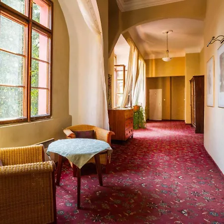 Zamek Guest house Lobec