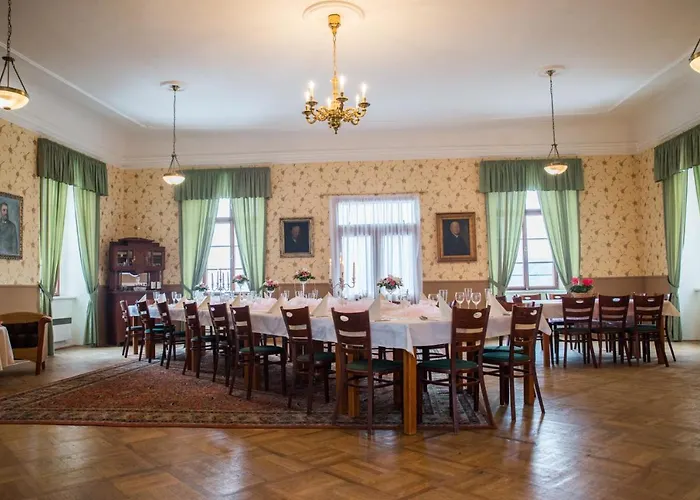 Zamek בית הארחה Lobec