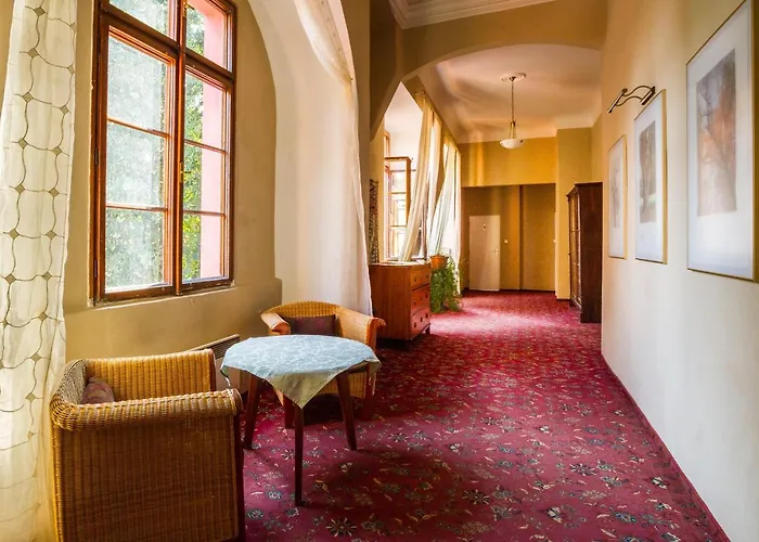 Zamek בית הארחה Lobec